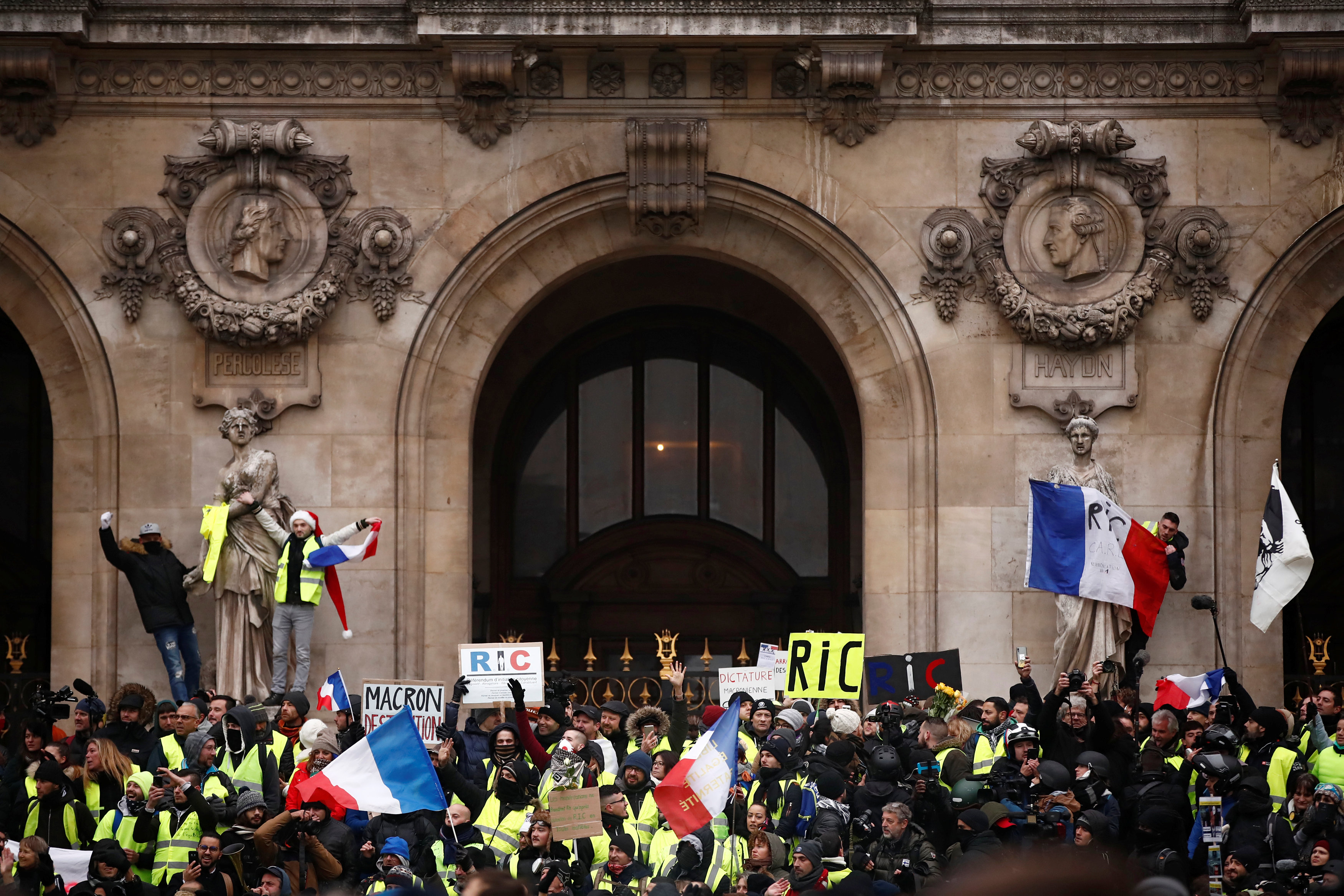 Los chalecos amarillos vuelven a las calles de Francia pero con menos fuerza