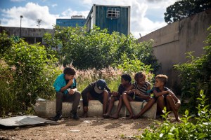 Pobreza, violencia y crisis educativa: niños venezolanos abandonan su infancia buscando sustento en las calles