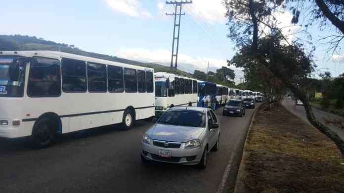 Hasta ocho horas pasan transportistas en cola para abastecerse de gasoil en San Cristóbal