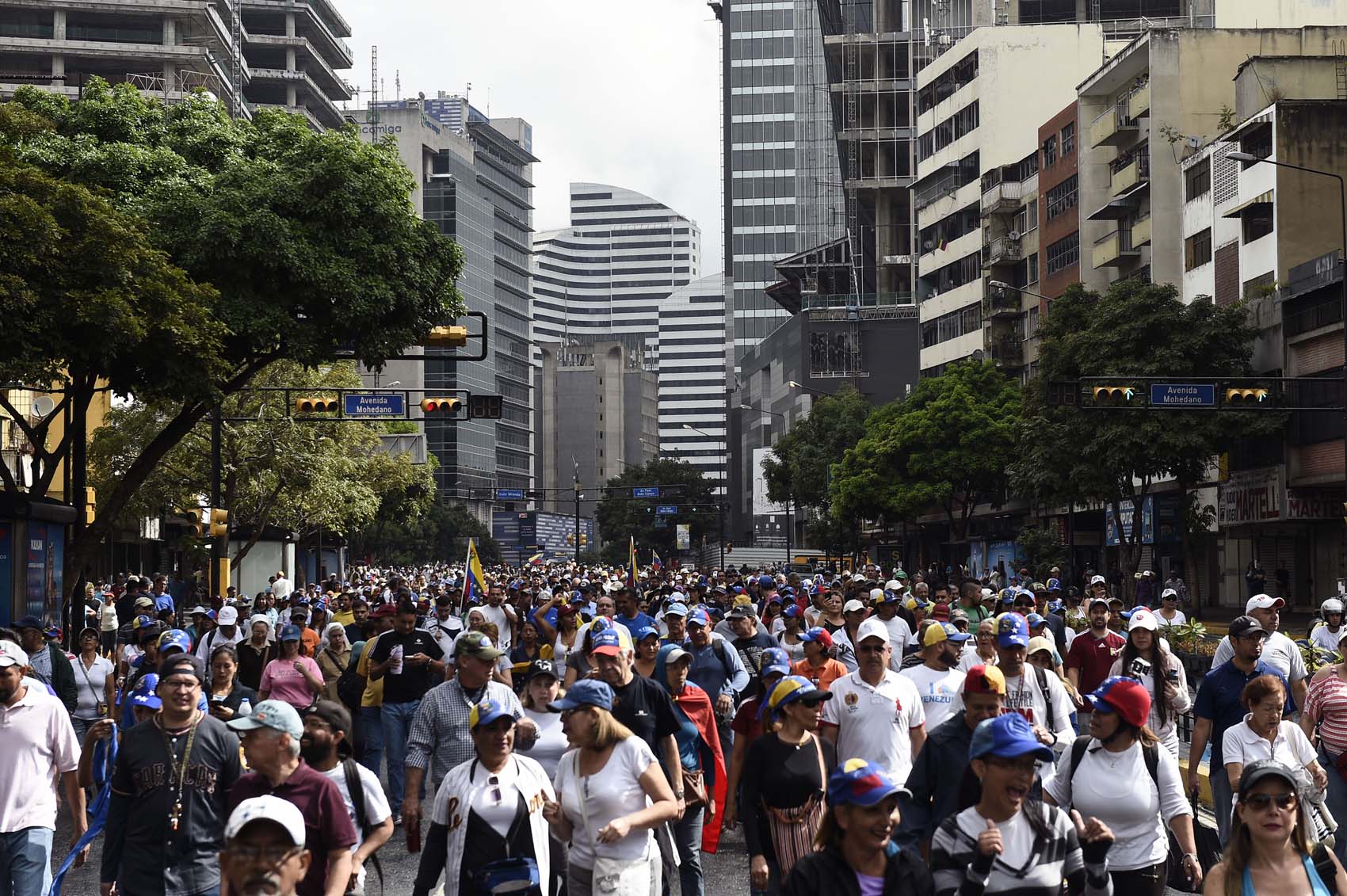 No cabe ni un alfiler: Caracas se llena de gente por los cuatro costados en rechazo a Maduro (Video) #23Ene