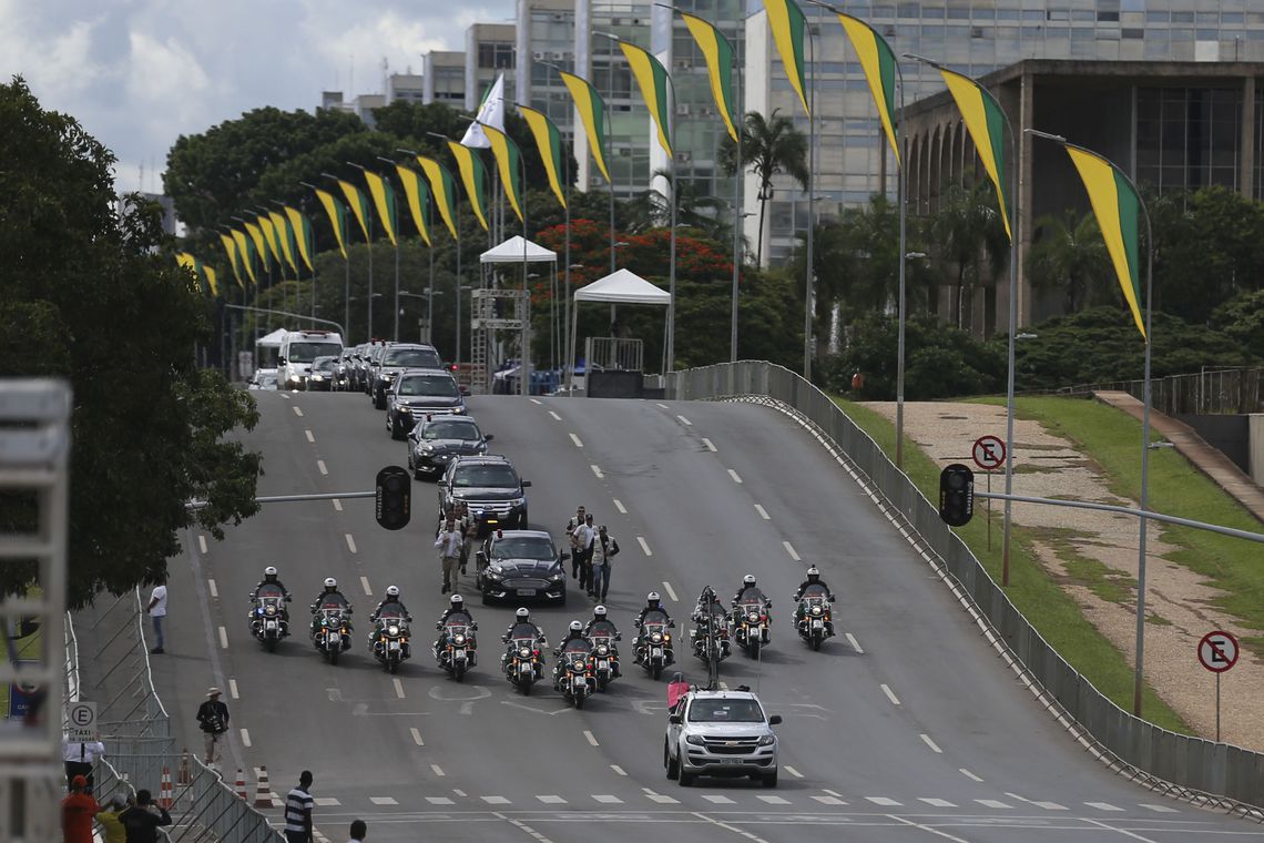 Bolsonaro parte hacia el Congreso para asumir la Presidencia de Brasil