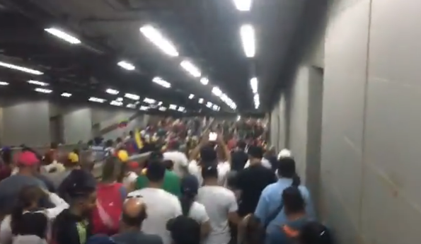 “Y va a caer…” Cantaron los usuarios en el Metro de Caracas este #23Ene (video)