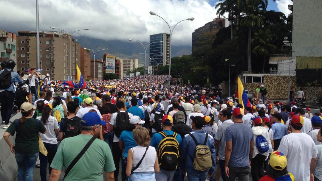 FOTOS: Un mar de venezolanos se moviliza por la autopista Prados del Este #23Ene