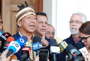 Diputado Guzamana denuncia que mineros y guerrilla están corriendo a los indígenas de sus territorios
