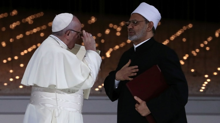 Las FOTOS del papa Francisco besando a un imán musulmán que recorren el mundo