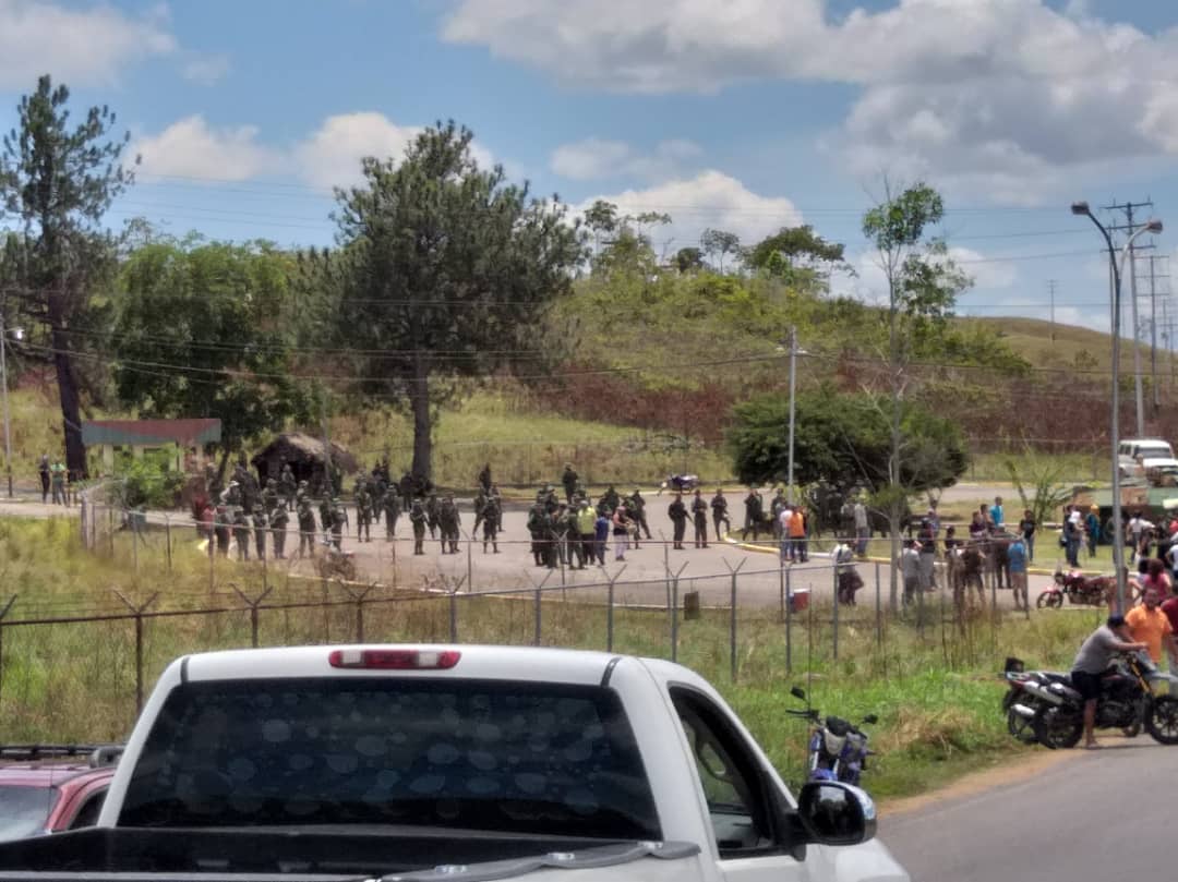 Militares de Maduro reprimen a manifestantes en Santa Elena de Uairén (fotos y videos)