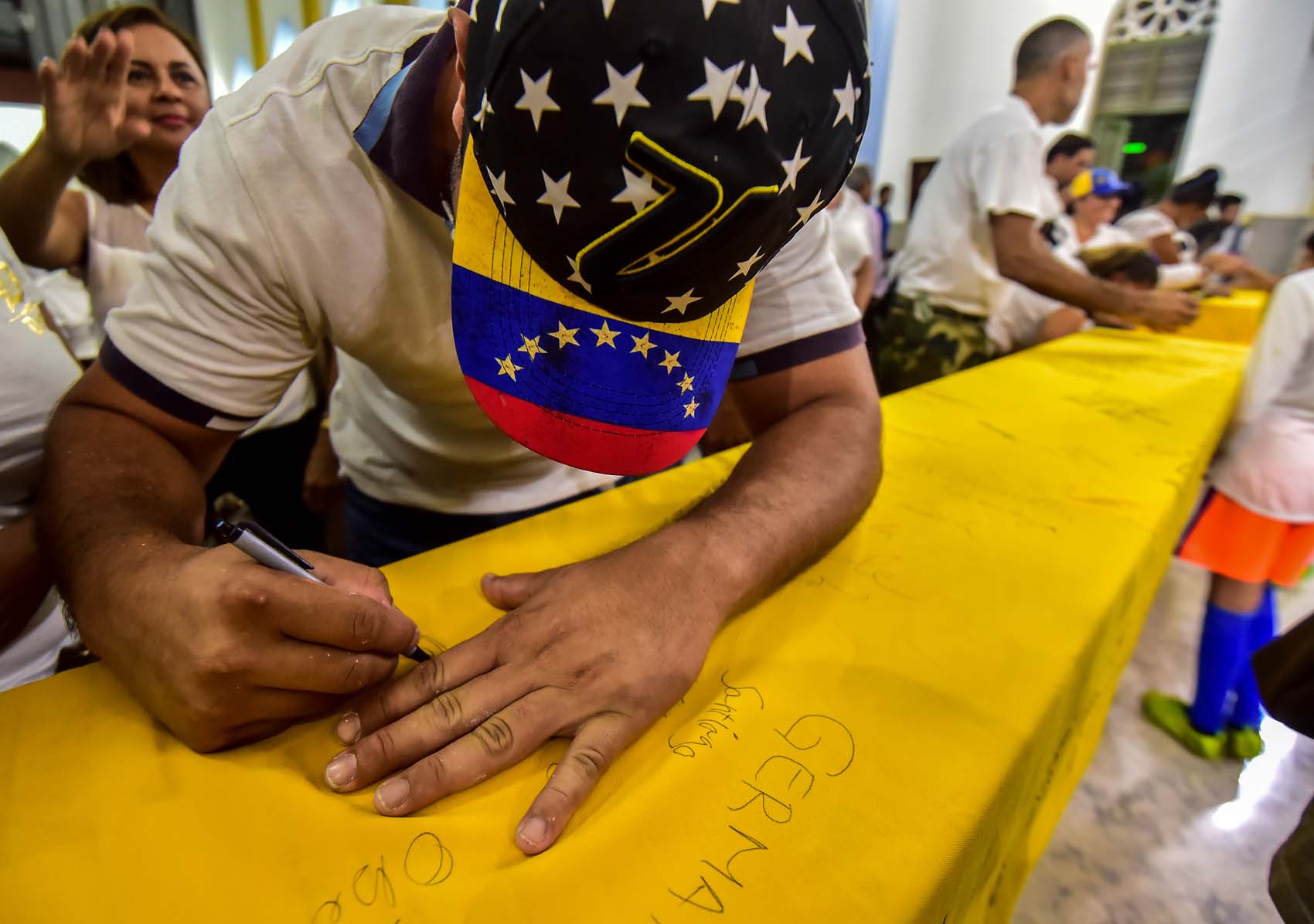 Suspensión de vuelos humanitarios alienta huelga de hambre de venezolanos presos en Curazao