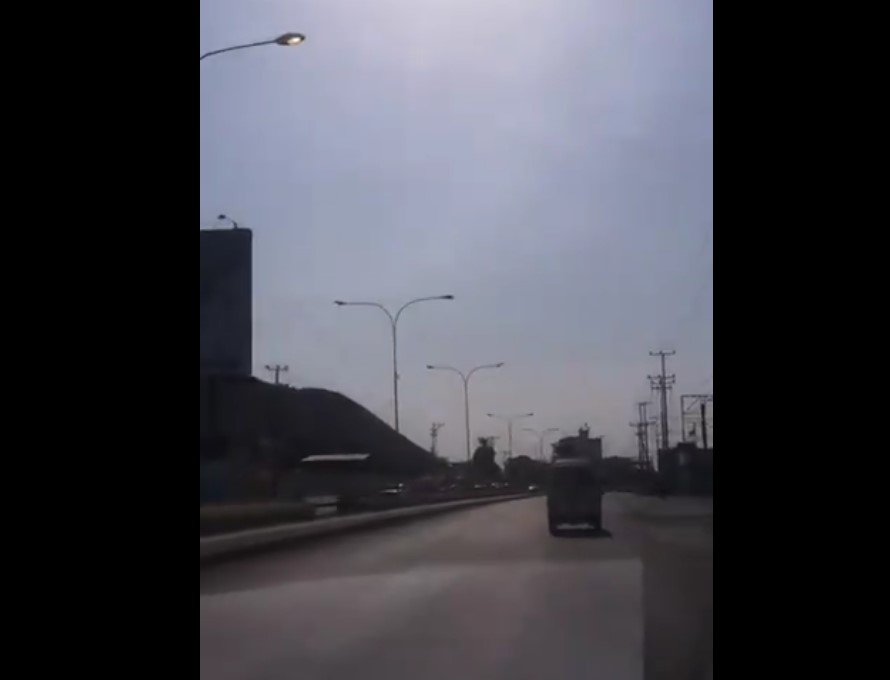 ¡Ah, ok! Postes encendidos en pleno día, mientras las casas no tienen luz en Anzoátegui (Video)
