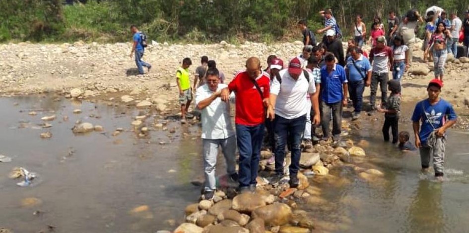 Los ángeles venezolanos que acompañan a los migrantes en la frontera