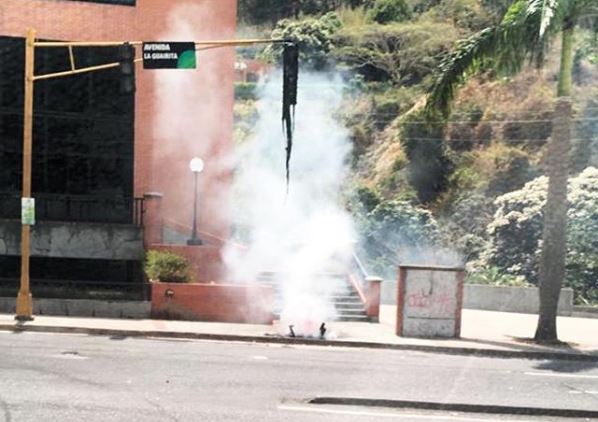Solo en Venezuela: Un semáforo se derritió en El Cafetal (fotos)