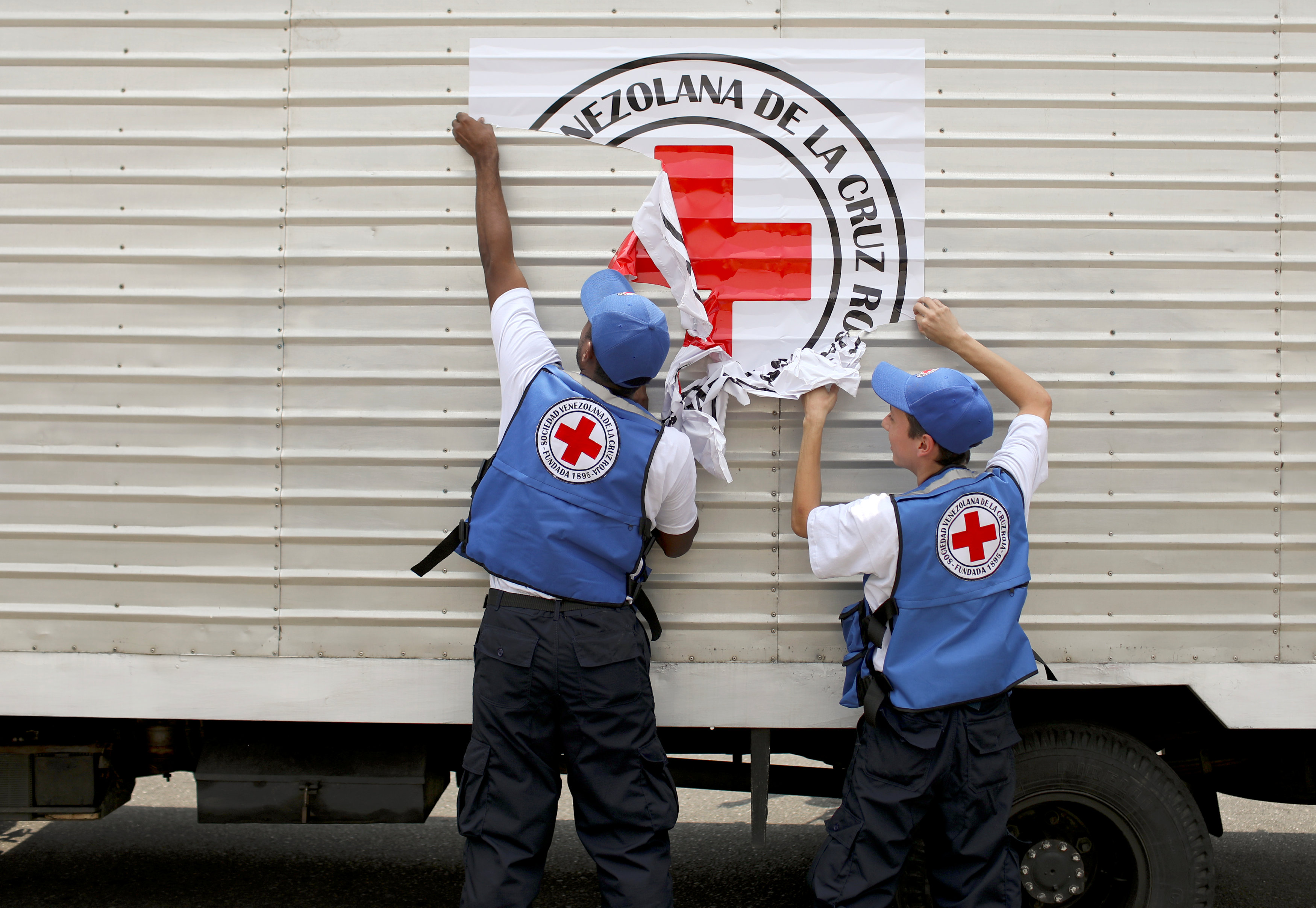 Denuncian que la Cruz Roja todavía no reparte la ayuda humanitaria en Venezuela