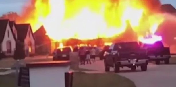 Una persona resultó herida después de la explosión de una casa en Texas (VIDEO)