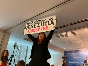 LA FOTO: Comunistas gringos también sabotearon discurso de Elliott Abrams sobre Venezuela