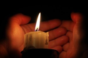 Medio sueldo por cinco velas, así se vive sin luz en Venezuela