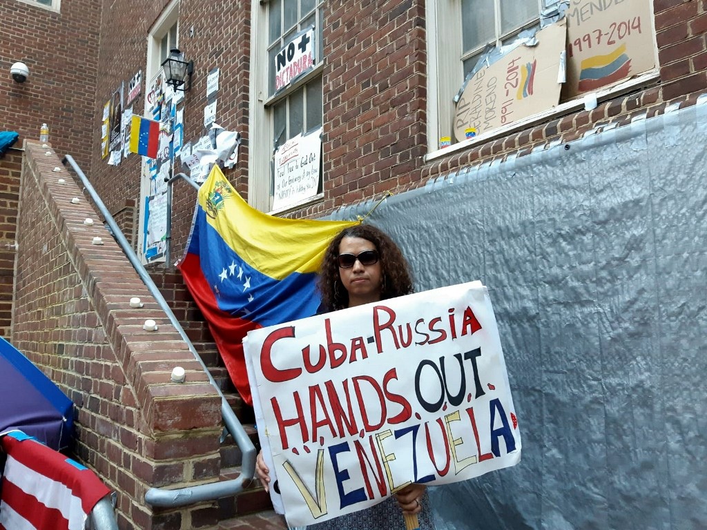 Dos mujeres, dos caras de la toma de la embajada de Venezuela en EEUU