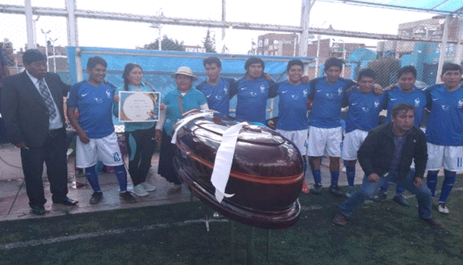 ¡Fin de mundo! Empresa funeraria entrega premios de un torneo de fútbol sala en ataúdes (FOTOS)