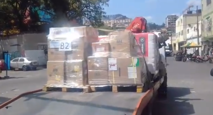 Un camión con ayuda humanitaria llegó al Periférico de Catia #16May (video)
