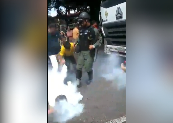 ¡Desalmado! GNB le lanza lacrimógena a señora que se tiró al suelo por gasolina en Táchira #24May (video)