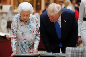 La reina Isabel II le regala a Trump un libro de Churchill sobre la Segunda Guerra Mundial