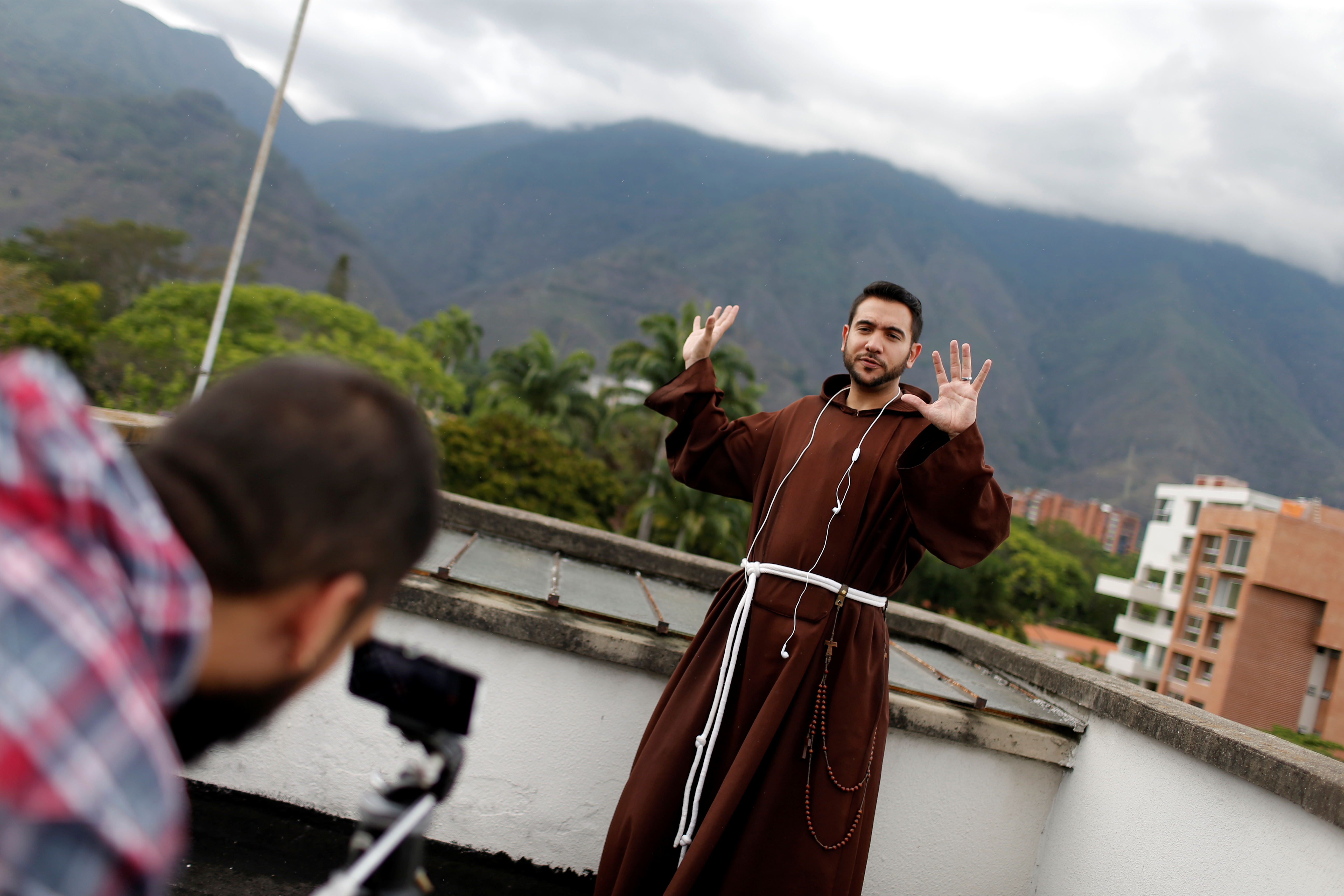 Sacerdote venezolano predica el evangelio a través de Instagram (Fotos)