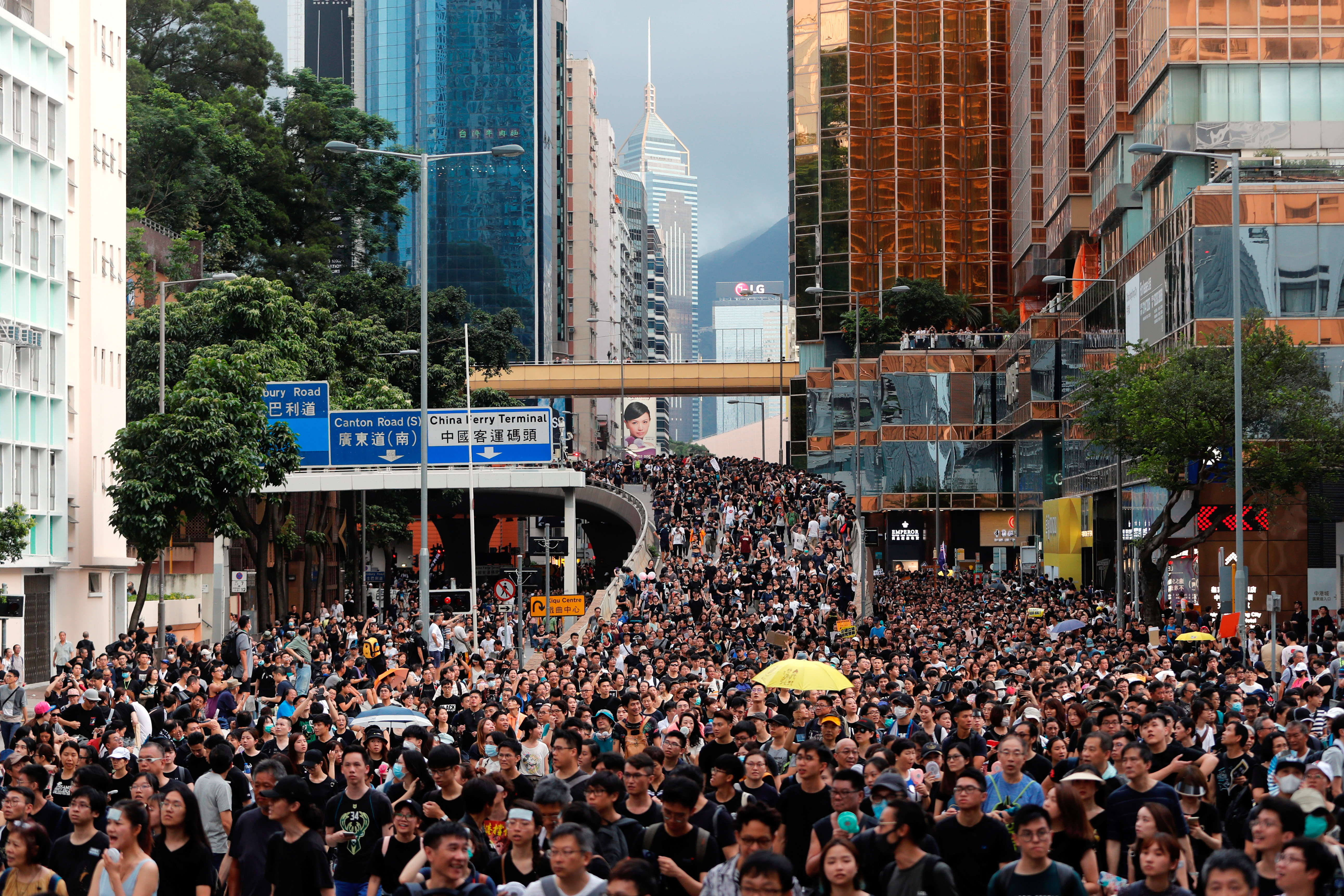 Miles de personas vuelven a salir a las calles en Hong Kong una semana después de la toma del Parlamento