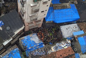 Rescatan a una mujer tras desplome de edificio en India que causó 13 muertos