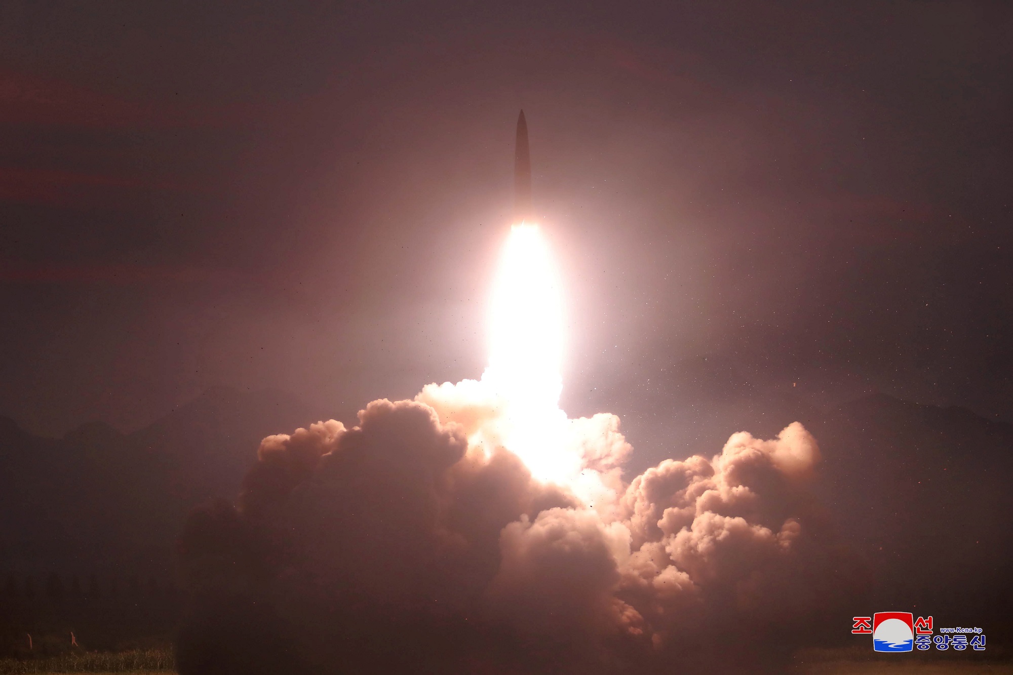 Corea del Norte dispara dos misiles en demostración de fuerza