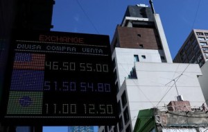 Bolsas caen por tercer día tras desplome en Argentina