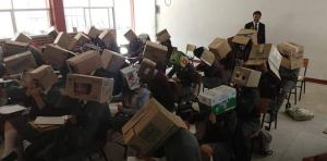 VIRAL: Un profesor le coloca a cada alumno una caja de cartón en su cabeza para evitar que se copien