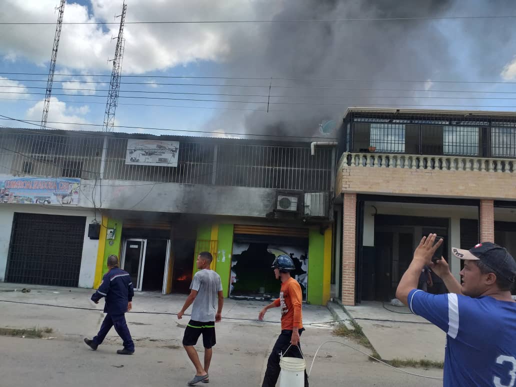 Explosión de transformadores originó fuerte incendio de viviendas en Portuguesa (FOTOS)