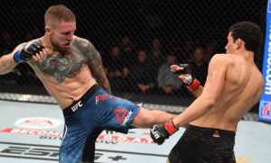 Dramático nocaut en UFC: Dejó inconsciente a su rival y volvió a golpearlo en el piso (Video)