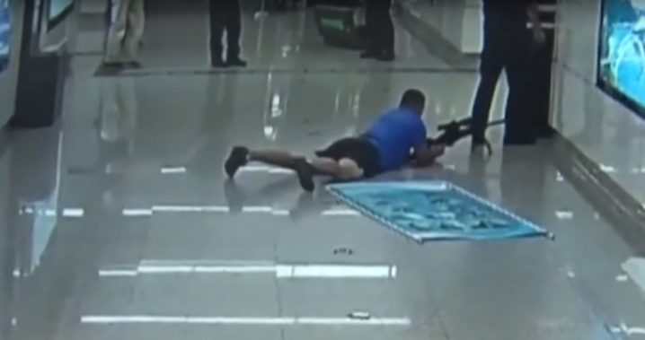 EN VIDEO: Un francotirador abate a un secuestrador suicida disparando entre las piernas de un policía