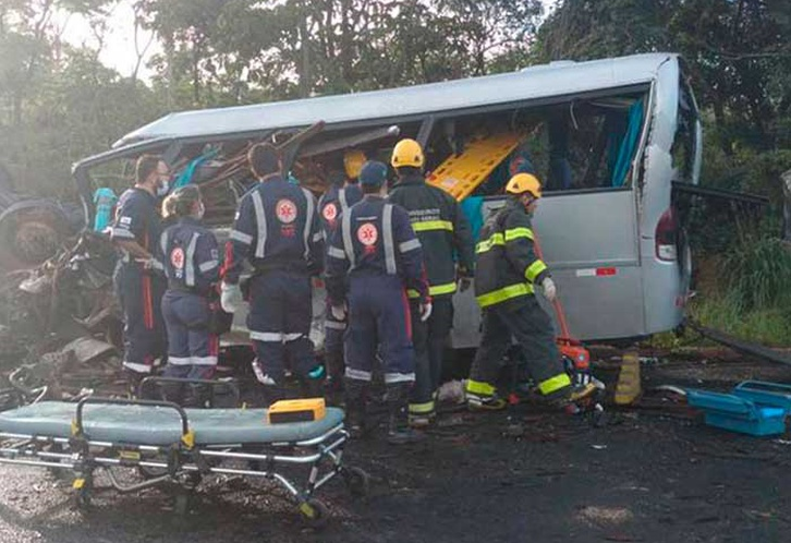 Un muerto y 40 heridos tras choque de un autobús con hinchas de Gremio en Brasil