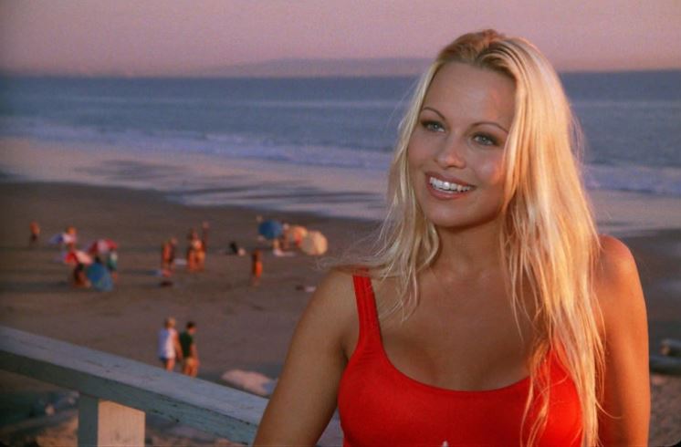 Pamela Anderson recreó una sensual e icónica escena de “Baywatch” (Fotos y Video)