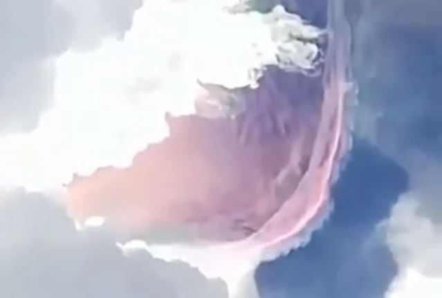 Una extraña anomalía en el cielo con forma de volcán revivió el temor por el fin del mundo (VIDEO)