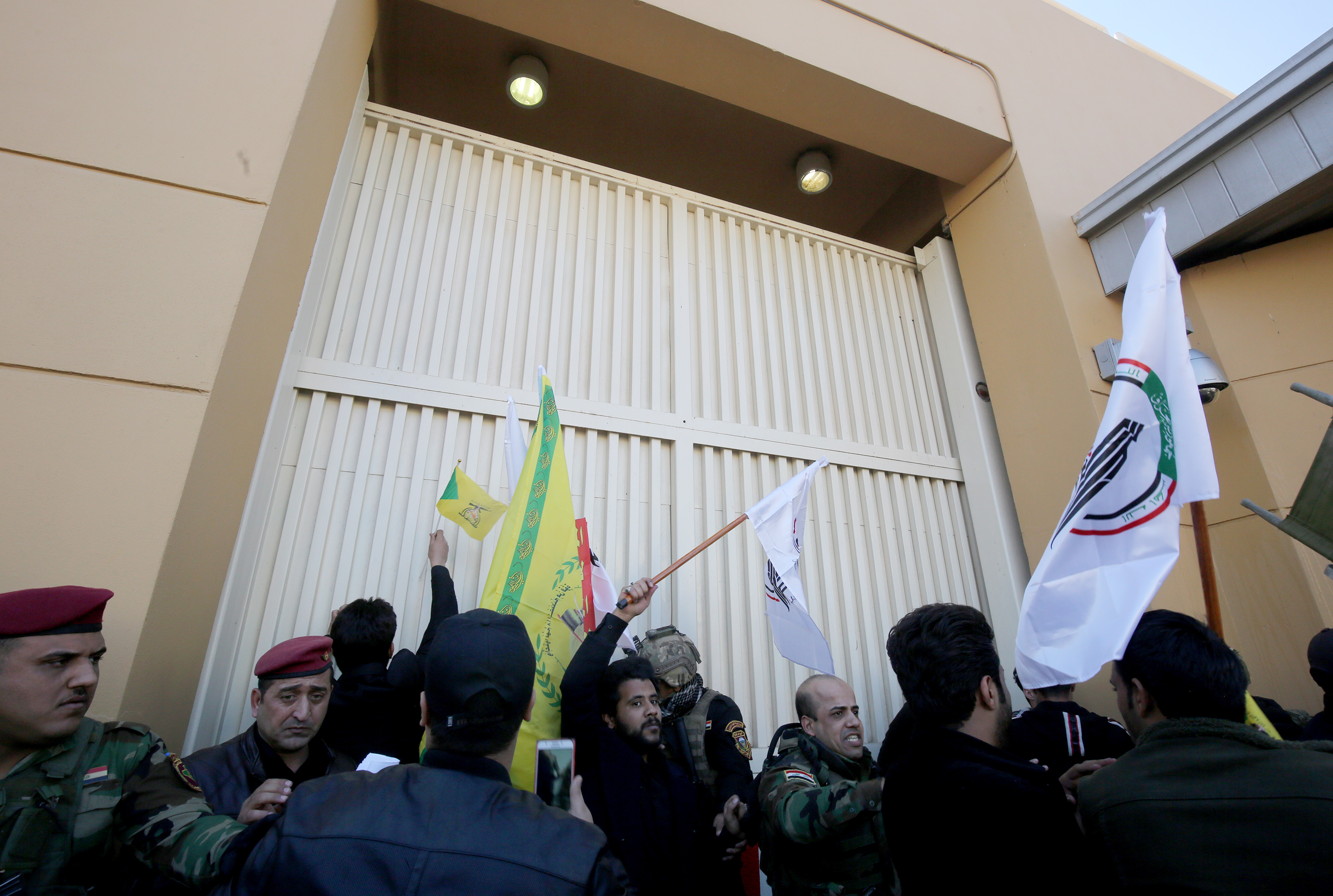 Centenares de manifestantes irrumpen en la Embajada de EEUU en Bagdad