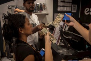 Precios de alimentos, Igtf, comisiones e Iva devoran el valor del dólar en Venezuela