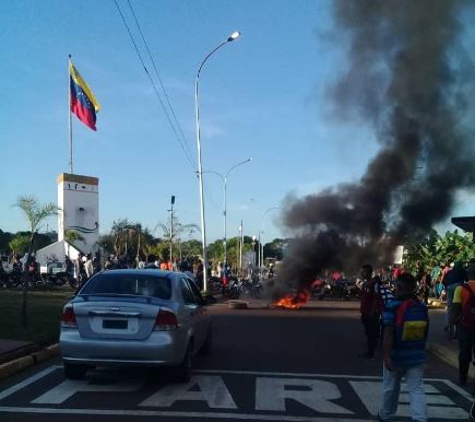 Protestan en Puerto Ayacucho por la falta de gasolina #26Dic