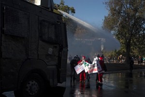 Incendio y violentos choques en nueva marcha en Chile