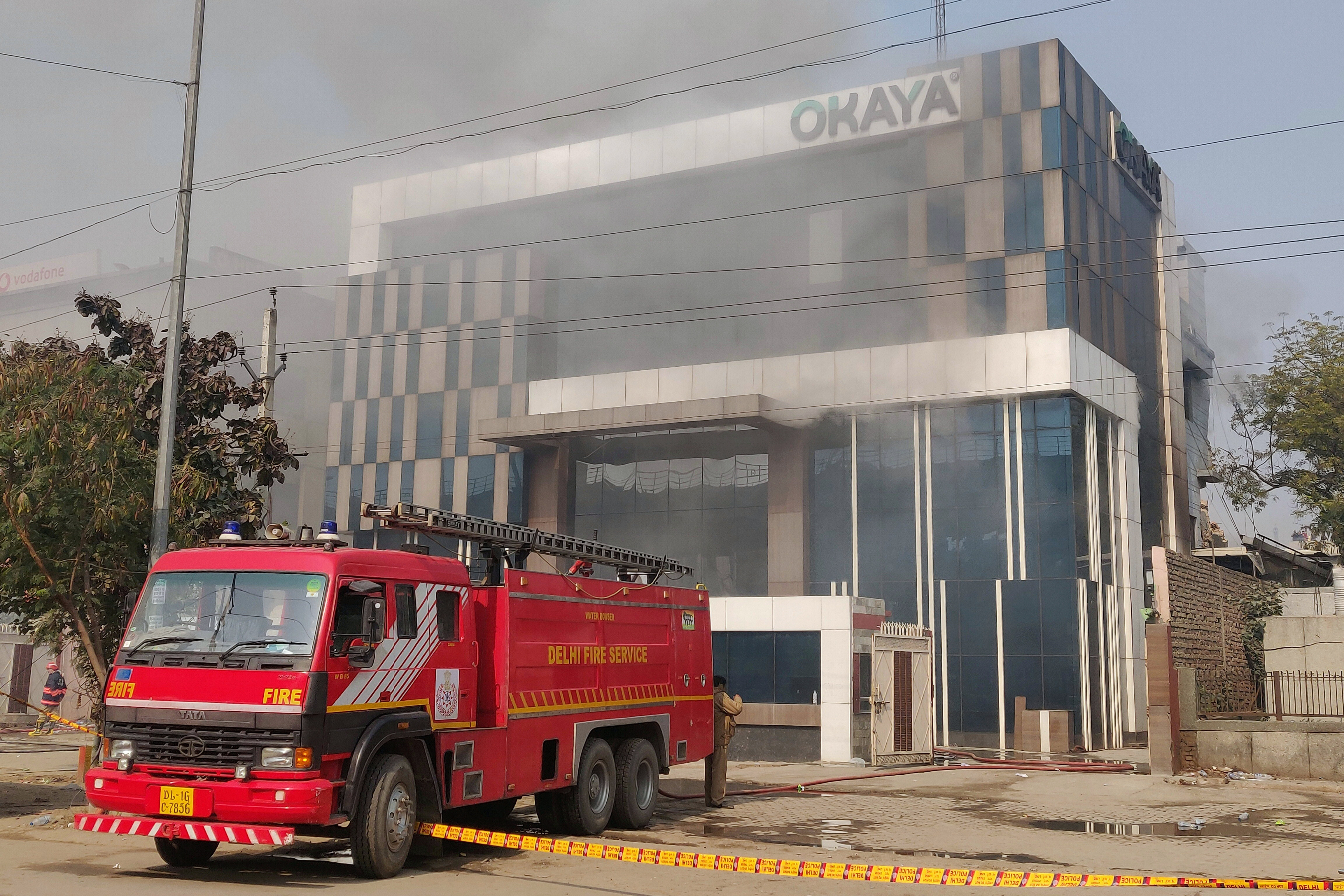 EN FOTOS: Se derrumba otro edificio tras tercer gran incendio en Nueva Delhi
