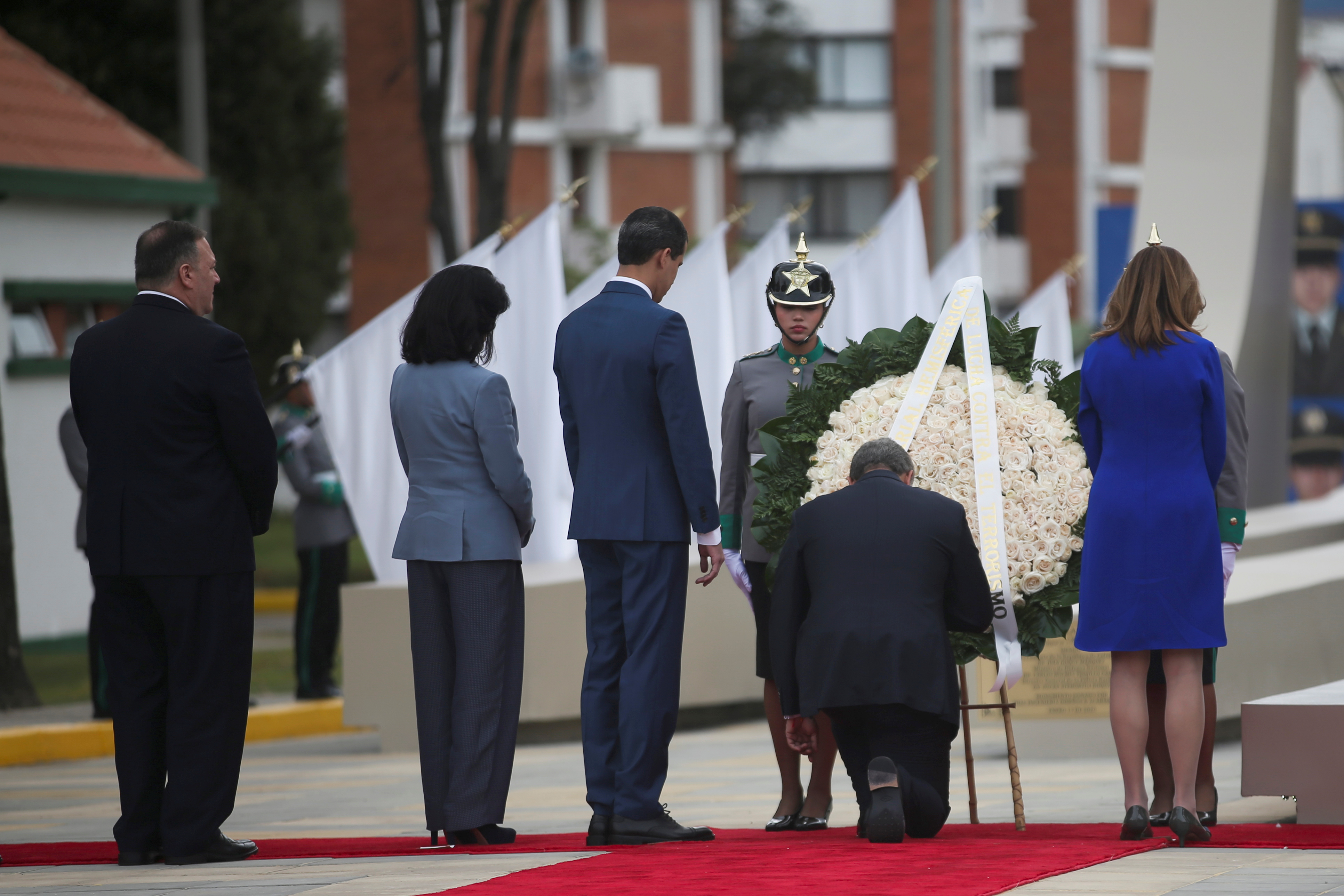 Guaidó rindió honores a los caídos en el atentado contra la Escuela de Policía en Bogotá (Video)