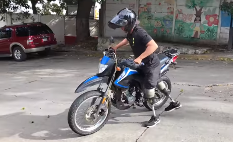 Perdió sus piernas pero eso no le impide manejar moto por Caracas (VIDEO)