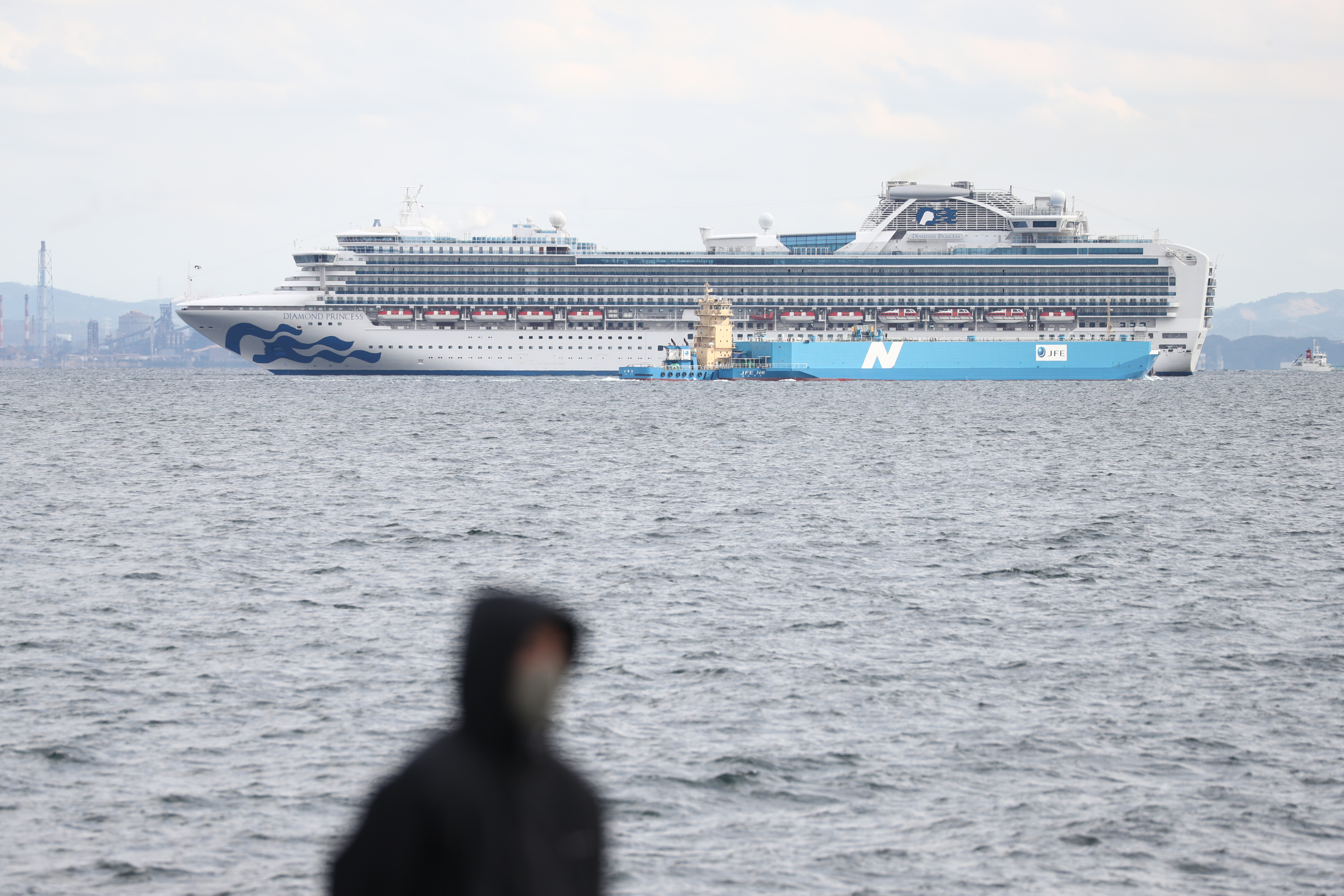 Japón impone cuarentena a unas 3.700 personas a bordo de un crucero