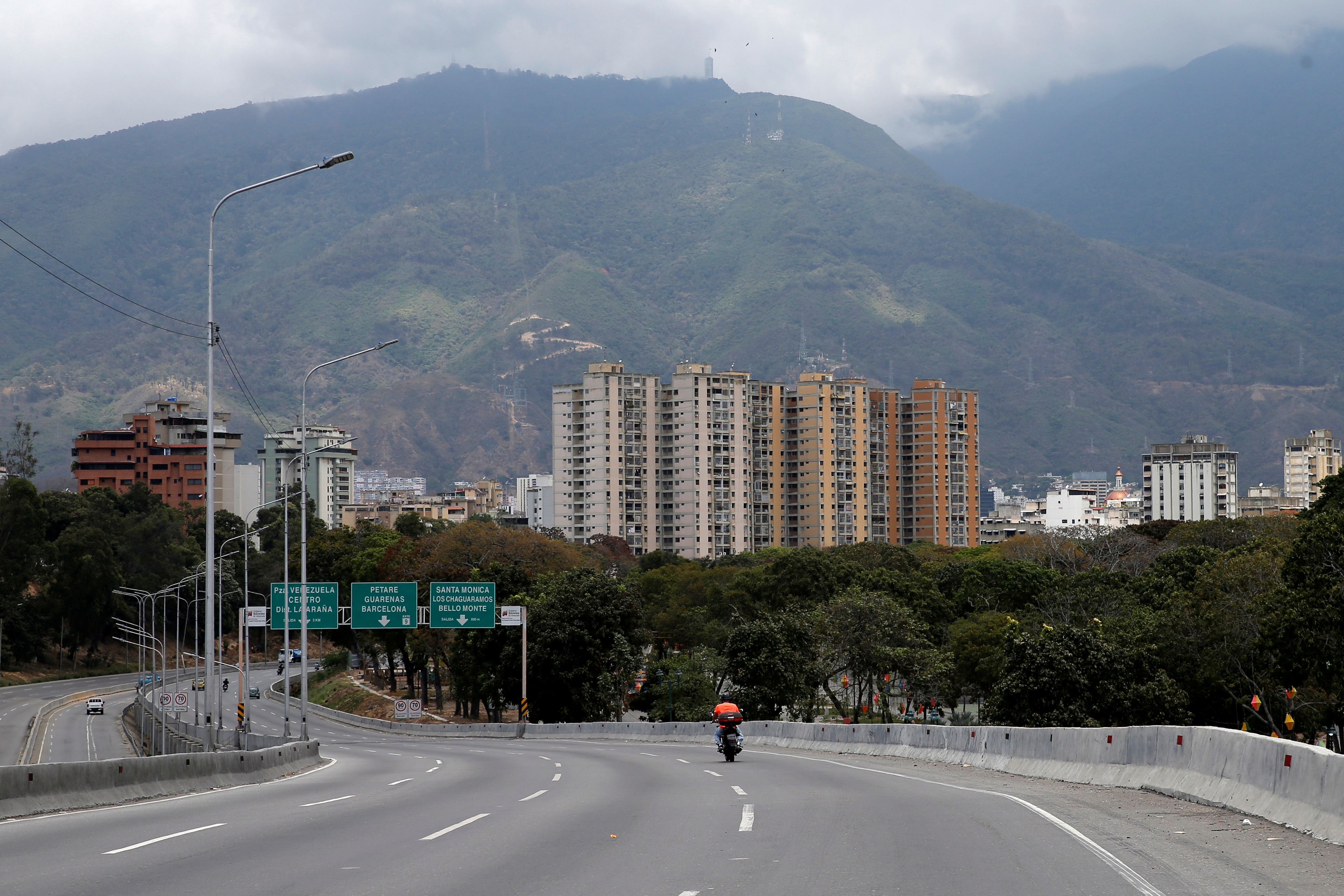 ¡Lo que faltaba! Reportan fuerte bajón de luz en varias zonas de Caracas #22Mar