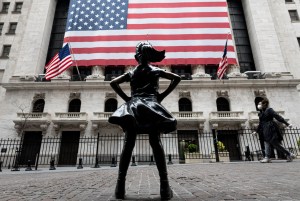 Wall Street termina dispar semana marcada por suba de tasas de interés de bonos de EEUU