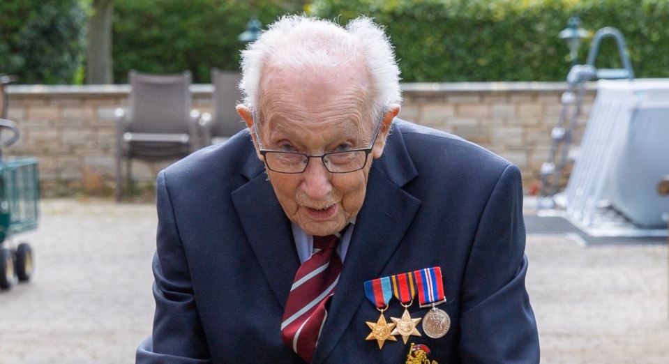 A sus 99 años, simpático héroe de guerra recauda fondos en andadera para el coronavirus (Video)