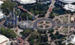 Disney podría chequear la temperatura de los visitantes cuando reabra los parques