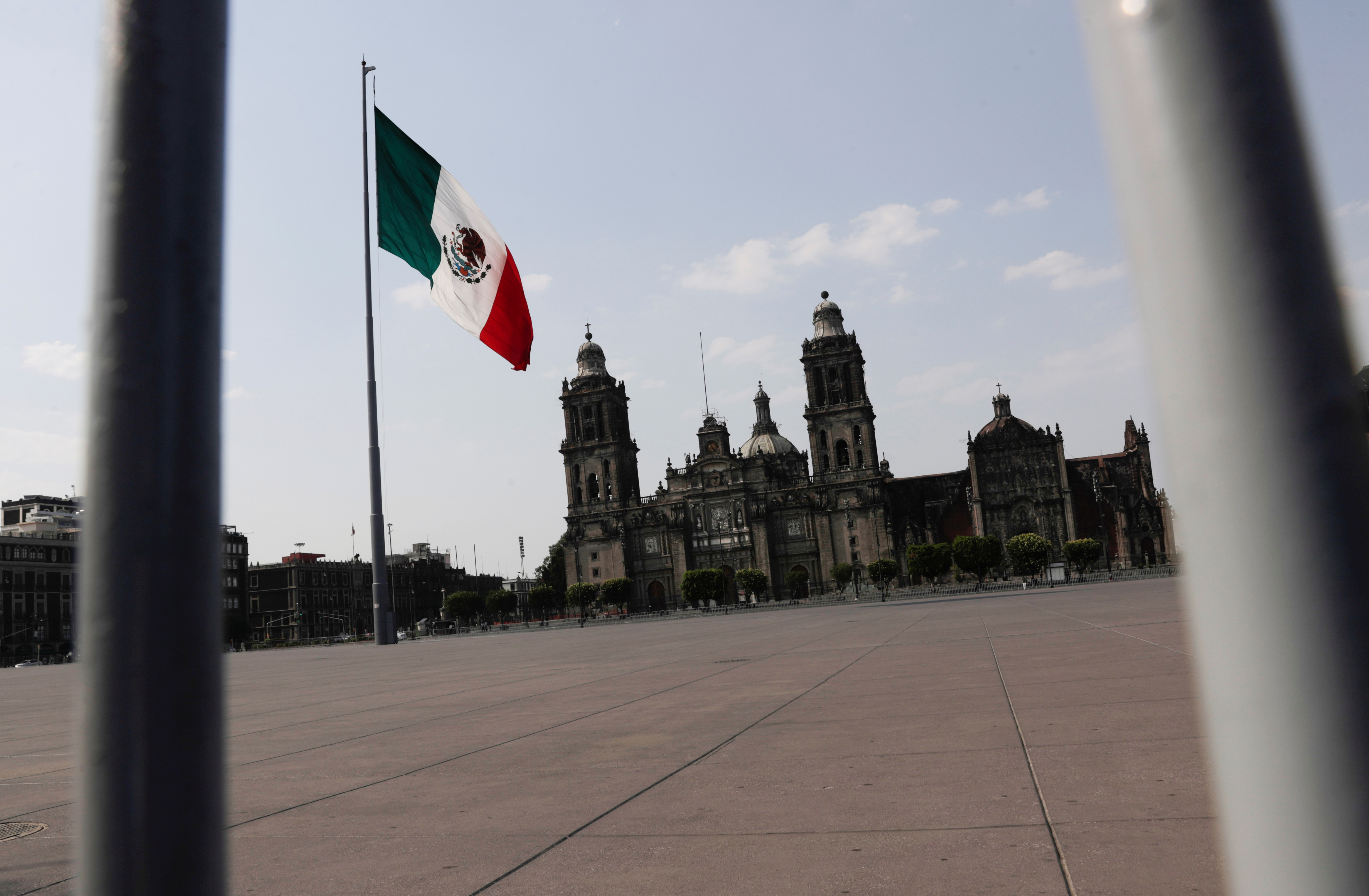 México extiende por un mes suspensión de actividades no esenciales por Covid-19