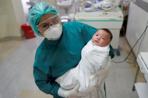El Covid puede cruzar la placenta y causar daños cerebrales en recién nacidos, según estudio