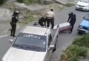 Drama en Ecuador: Policía abandona muertos por coronavirus en las calles; familiares creman cuerpos en plena carretera (VIDEOS)
